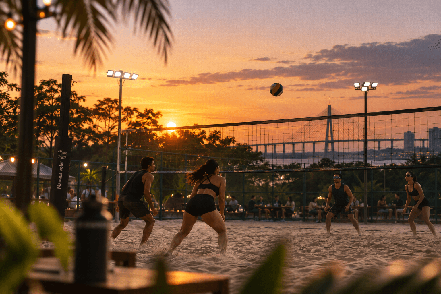 Turma jogando vôlei de praia em uma quadra de areia ao pôr do sol