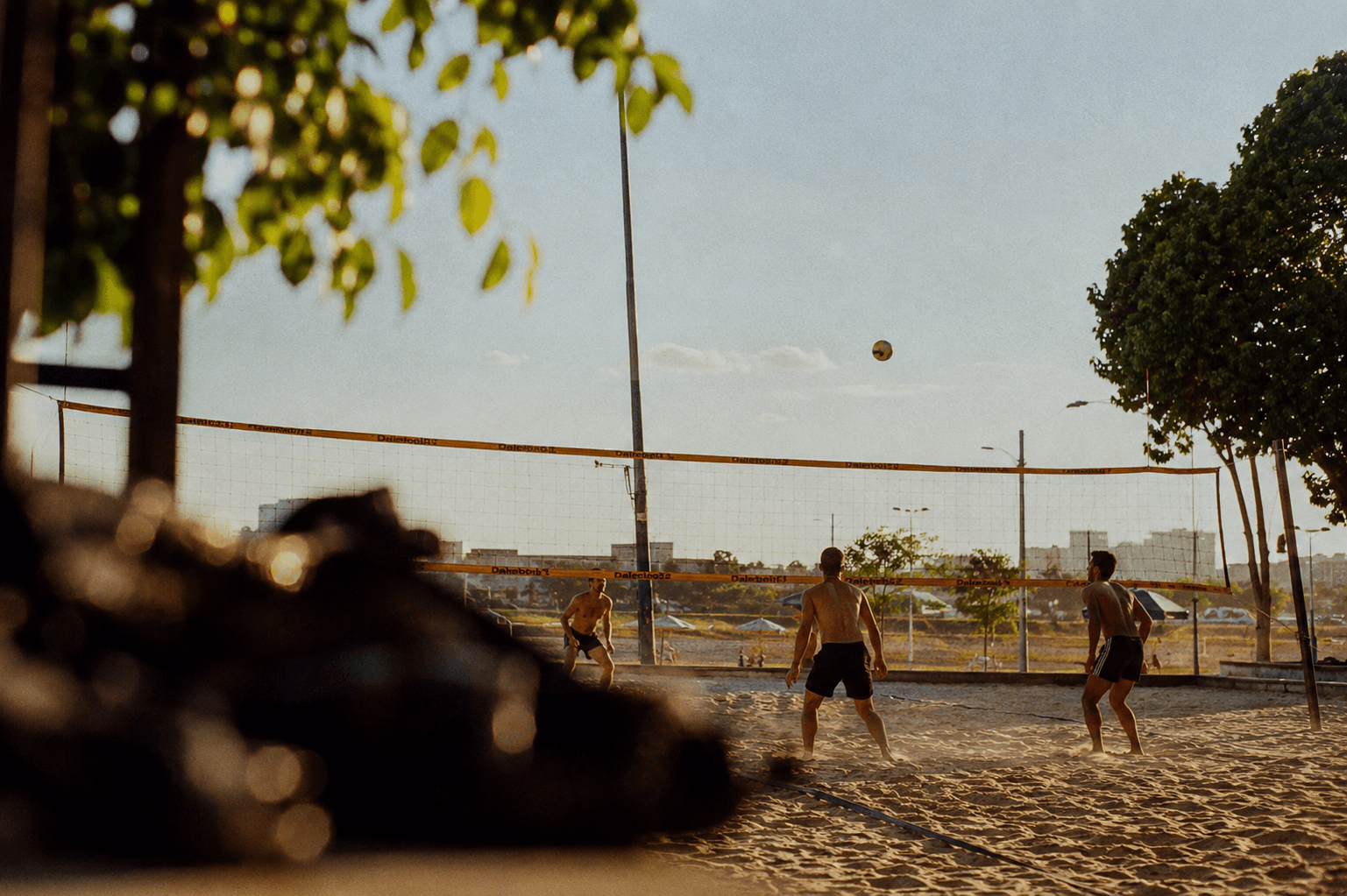 Quadra de vôlei ao entardecer
